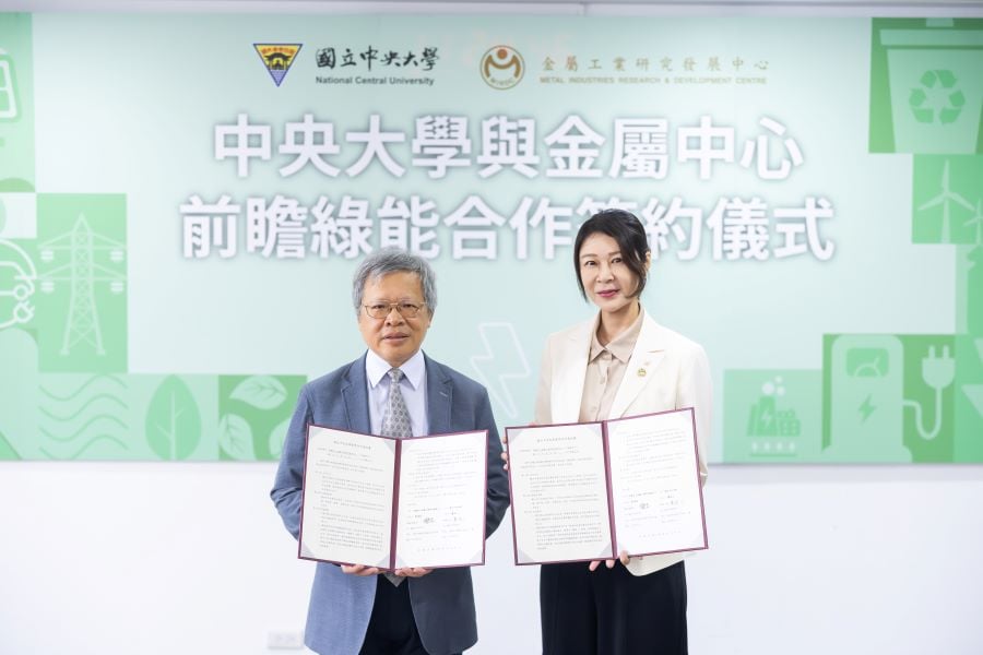 ▲金屬中心劉嘉茹董事長(右)與中央大學蕭述三校長(左)簽署合作備忘錄,共同推動前瞻綠能科技與關鍵材料創新。