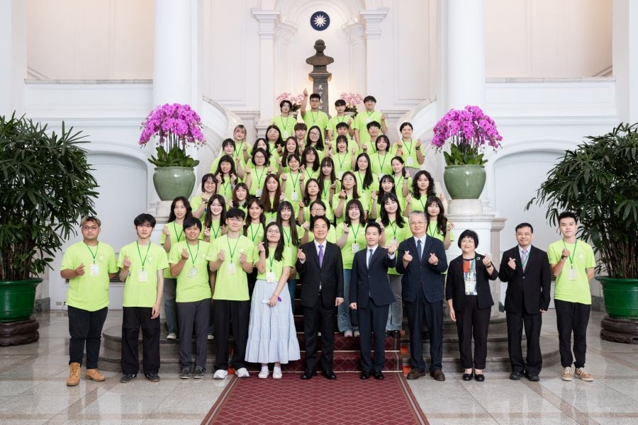 ▲文藻外語大學砂勞越國際志工總召李忻恩(第二排左三),代表學校進入總統府,參與「115年總統接見青年海外和平志工團代表」活動,接受總統親自接見與授旗。