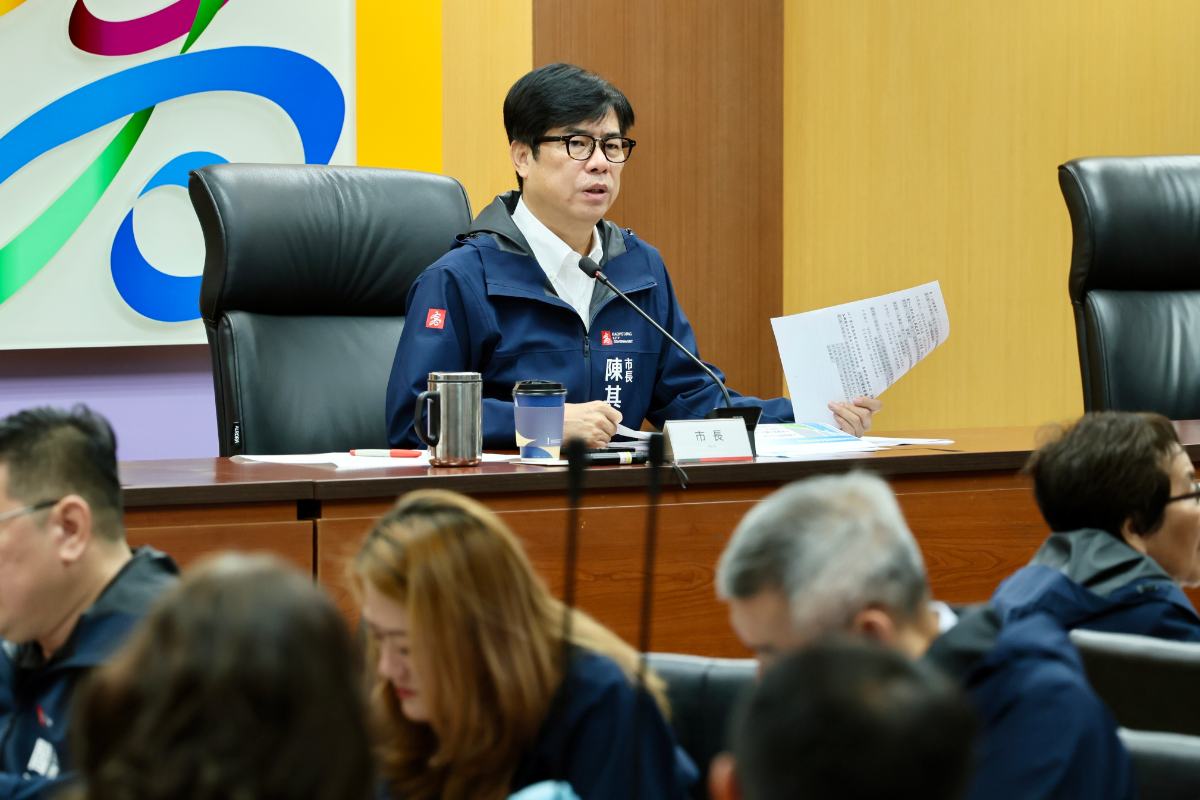 ▲陳其邁主持市政會關注梅雨鋒面防範，強調料敵從寬、採取嚴格標準，隨時保持最高警戒因應；另針對龍舟活動叮囑活動場域安全與環境維護。