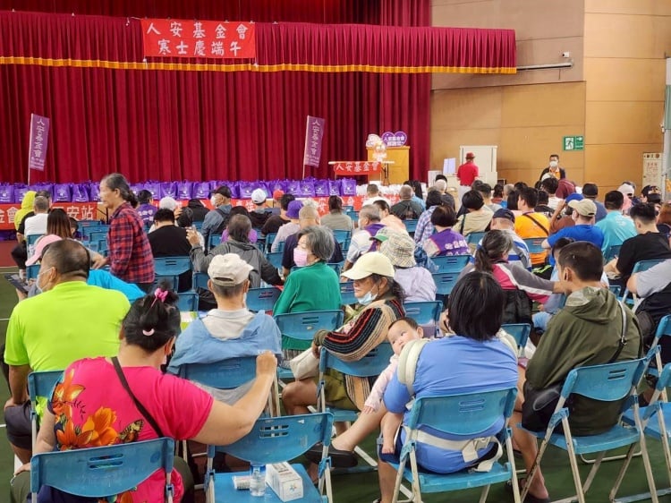 ▲人安基金會善化平安站120名寒士齊聚一堂慶端午。