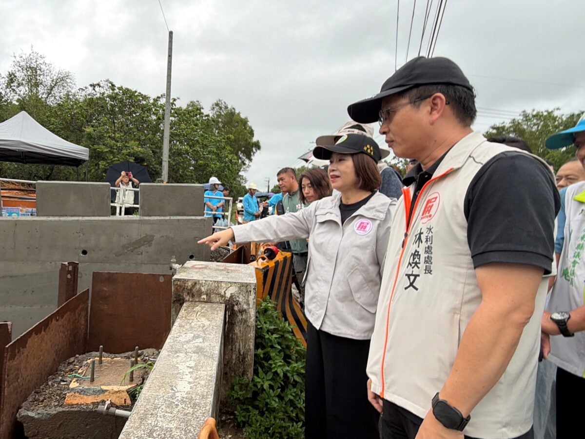 ▲周春米縣長視察萬金排水護岸新建工程。