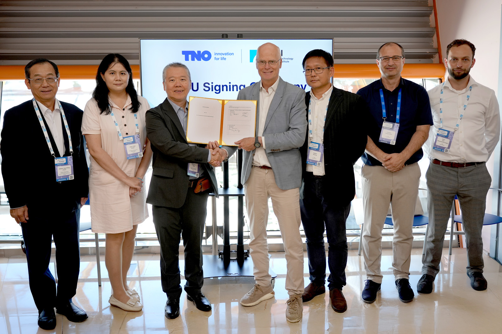 工研院與荷蘭應用科學機構(TNO)於2026 EuCNC & 6G Summit期間簽署合作協議,雙方將共同推動6G通感融合(ISAC)關鍵技術研發、實驗驗證及國際標準合作。圖左起為臺灣6G產業論壇(6GIF)秘書長陳逸萍、經濟部產業技術司科長陳曼蝶、工研院資訊與通訊研究所所長丁邦安、荷蘭應用科學研究組織(TNO)資深業務發展經理 Paul Wijngaard、TNO資深科學家 Haibin Zhang、TNO資深顧問 Ljupco Jorguseski,以及TNO科學創新研究員 Stan van Nieuwamerongen。