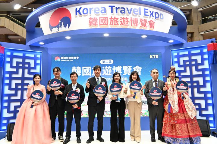 (左起)韓國國樂歌手李允啊、保健福祉部事務官李光聖、台北國際觀光博覽會首席副執行長吳雁輝、韓國旅遊博覽會組織委員會委員長金意承、台北市旅行公會理事長陳怡璇、台北市政府觀光傳播局觀光發展科科長張詩珮、上聯國際展覽總經理時醒華、韓國旅遊博覽會宣傳大使崔恩智。 記者-謝旻蒨/攝