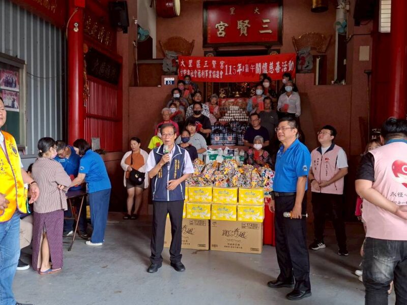 圖文:臺中市社會福利事業協進會與大里三賢宮攜手獅子會發放端午物資 關懷弱勢鄰里傳遞溫暖。