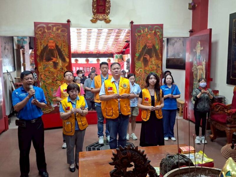 圖文:臺中市社會福利事業協進會與大里三賢宮攜手獅子會發放端午物資 關懷弱勢鄰里傳遞溫暖。