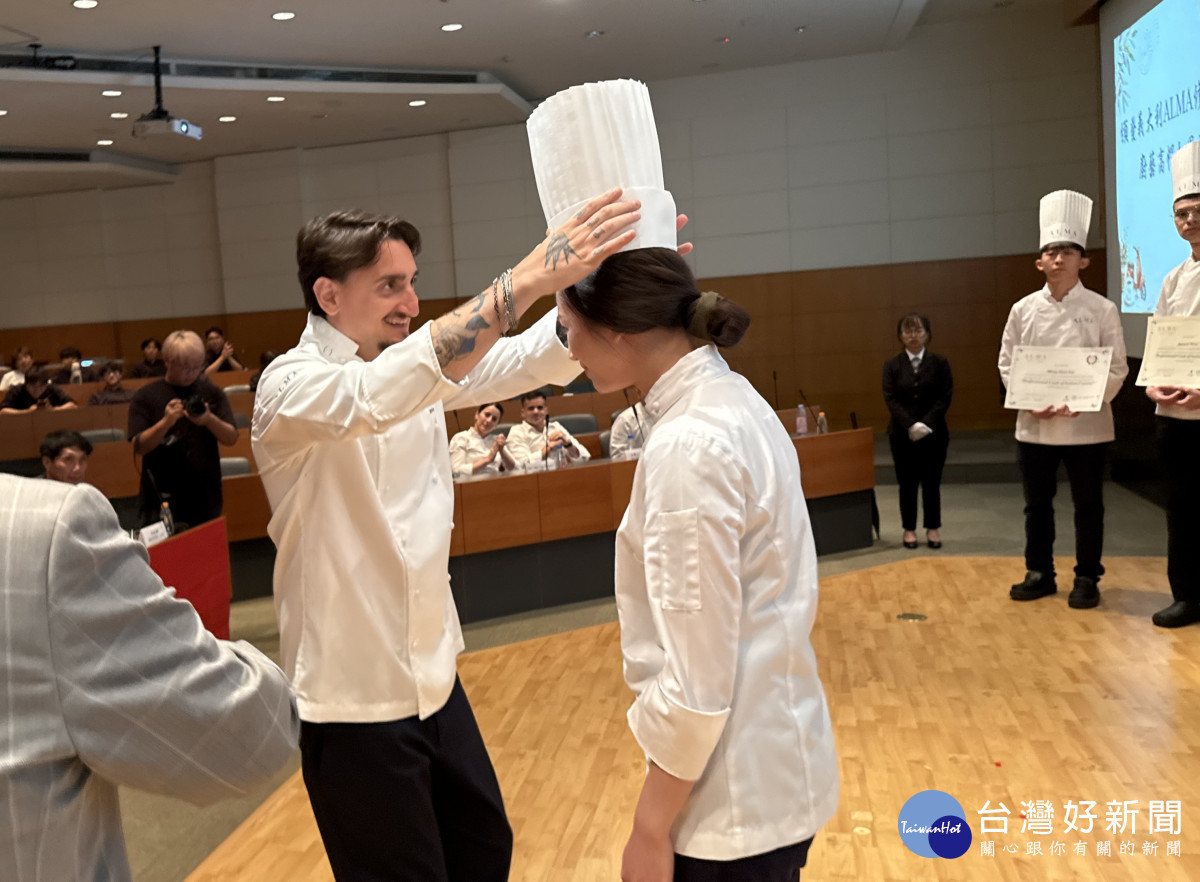 義大利ALMA廚藝學院Chef Federico Vigilante為結業畢業生戴上廚藝高帽加冕。