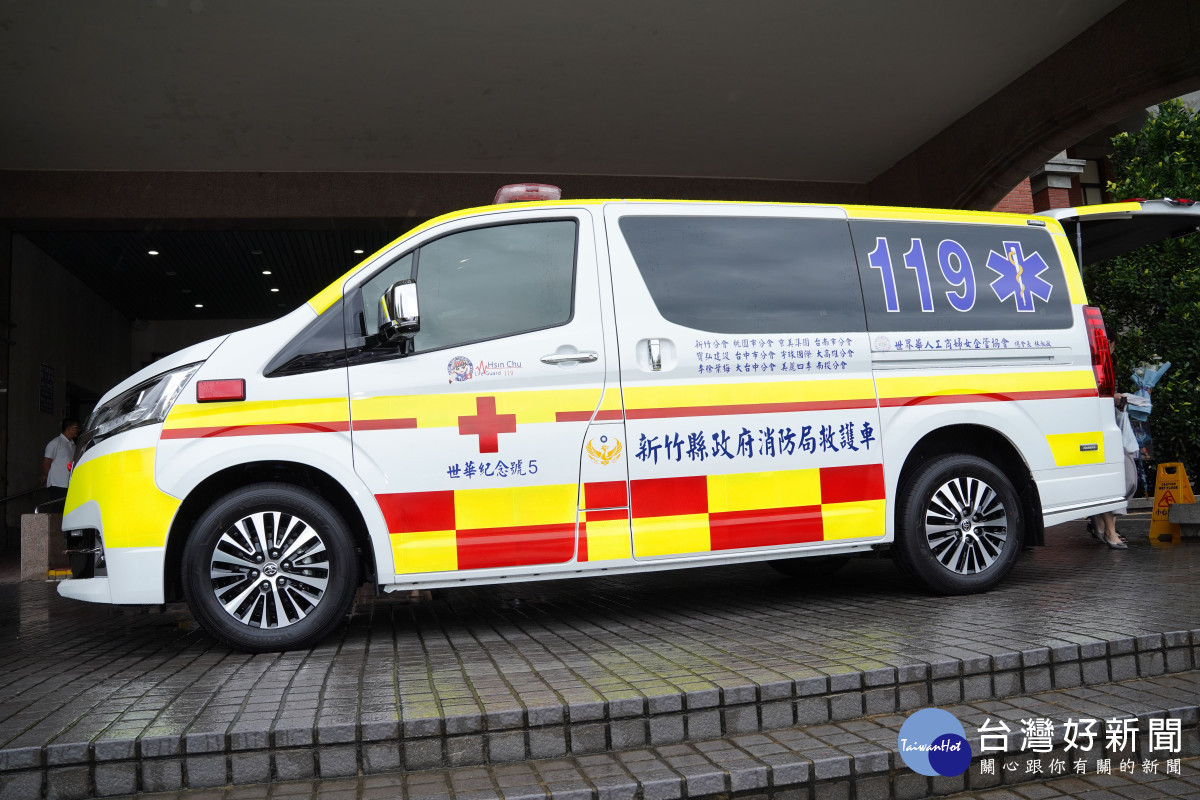 捐贈救護車採用TOYOTA GRANVIA打造,配備六速手自排系統,並搭載多項高階救護設備。