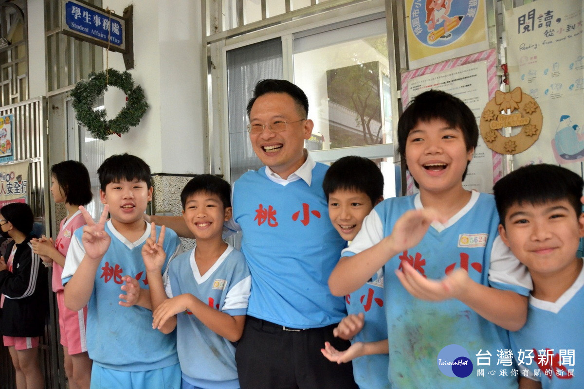 桃園市副市長蘇俊賓出席桃園國小畢業典禮與畢業生合影。