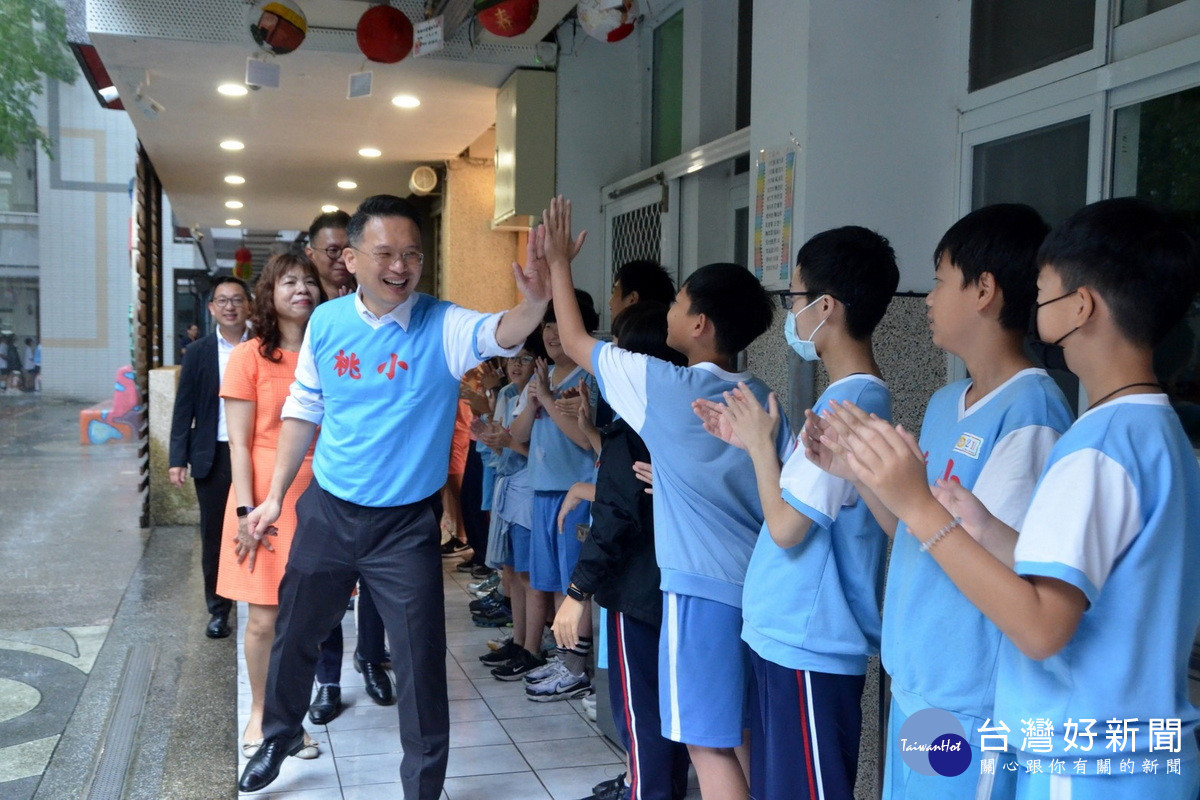 桃園市副市長蘇俊賓出席桃園國小畢業典禮,向畢業的小學弟妹們獻上祝福。
