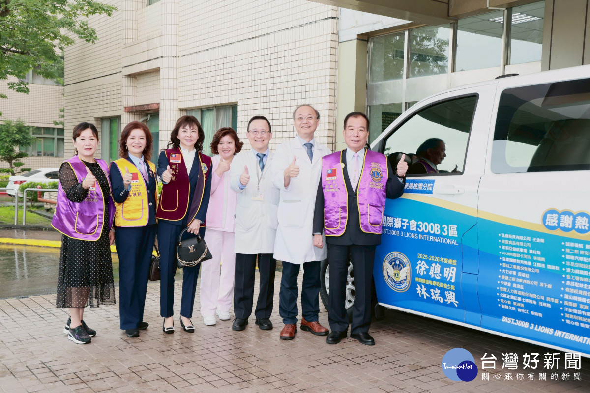 雙方於巡迴醫療車前合影,共同支持居家醫療與社區健康照護