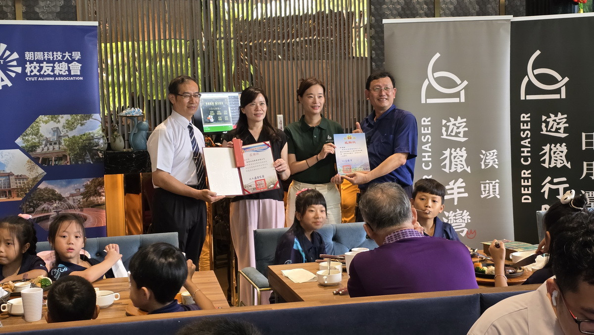 校長致贈感謝狀予萊特休閒事業許巧怡副總經理。(坪頂國小提供)<br /><br /> <br /><br /> <br /><br />