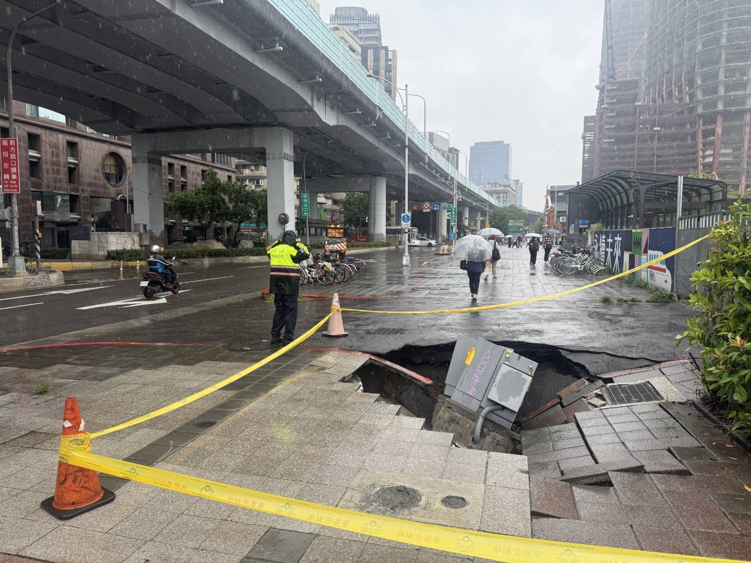 ▲台北北門站旁驚現天坑！變電箱整個下陷 現場急封鎖畫面曝（圖／民眾提供）
