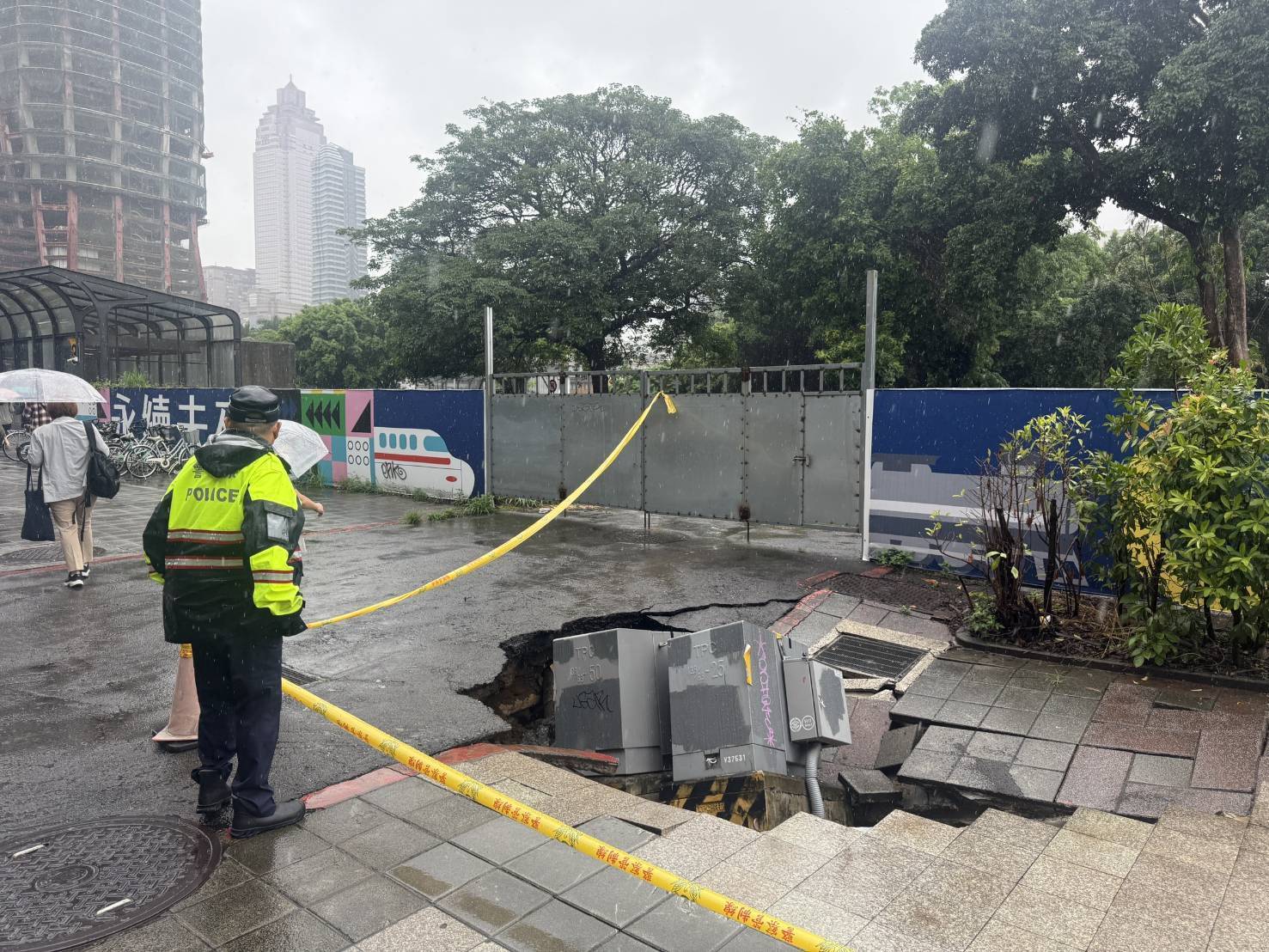 ▲台北北門站旁驚現天坑！變電箱整個下陷 現場急封鎖畫面曝（圖／民眾提供）