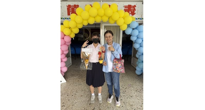 鳳凰花開迎夢想  展望會伴屏東266位弱勢學子迎畢業 少女錄取空軍官校  盼用未來守護家人