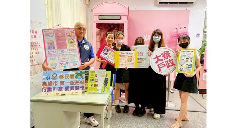 風雨無阻的愛!高雄連日大雨免奔波 移民署「行動列車」今天開進大寮,宅配服務超暖心