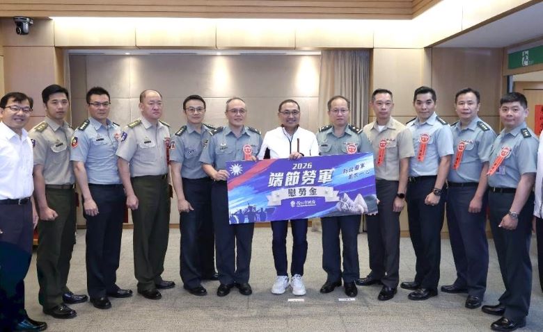 軍民攜手守護新北 侯友宜端午勞軍向10個國軍單位致敬 34 《圖說》新北市長侯友宜今日上午在市政會議中舉辦端午節慰勞國軍活動,親自致贈慰勞金給10個國軍單位。〈民政局提供〉