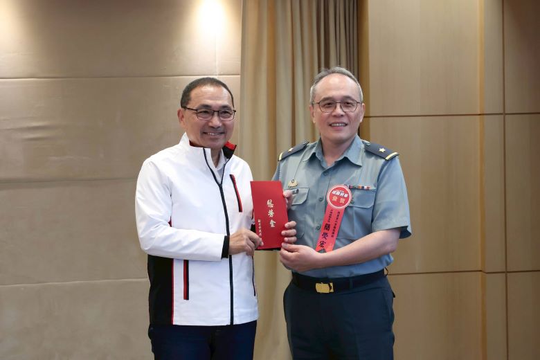 軍民攜手守護新北 侯友宜端午勞軍向10個國軍單位致敬 35 《圖說》市長侯友宜端午節慰勞國軍親自致贈慰勞金給10個國軍單位之一。〈民政局提供〉
