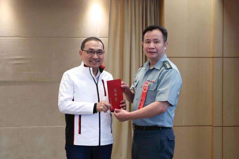 軍民攜手守護新北 侯友宜端午勞軍向10個國軍單位致敬 36 《圖說》市長侯友宜端午節慰勞國軍親自致贈慰勞金給10個國軍單位之二。〈民政局提供〉