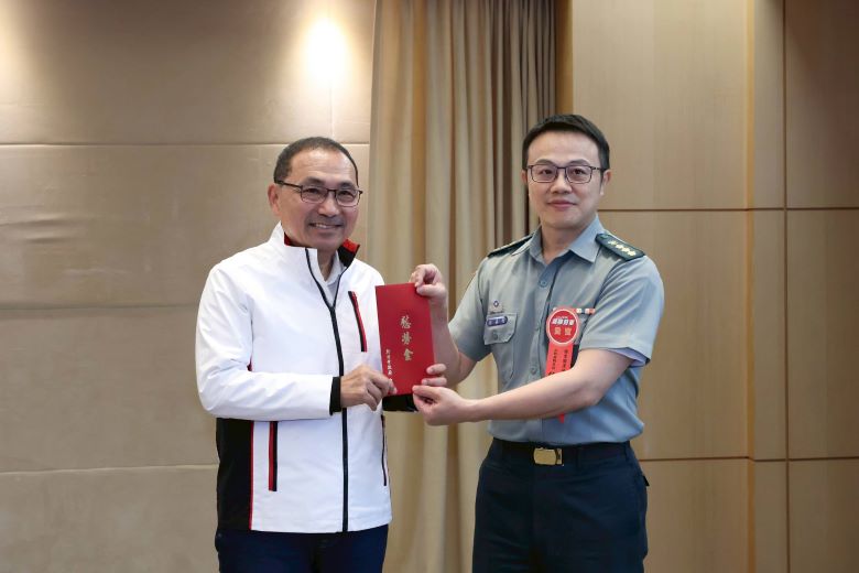軍民攜手守護新北 侯友宜端午勞軍向10個國軍單位致敬 37 《圖說》市長侯友宜端午節慰勞國軍親自致贈慰勞金給10個國軍單位之三。〈民政局提供〉