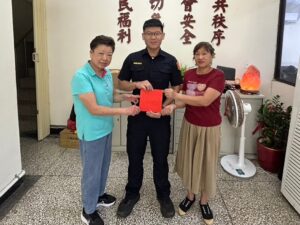 警察節傳遞溫暖 安定警友站慰勉執勤員警 32 MEITU 20260610 161629370 300x225 1