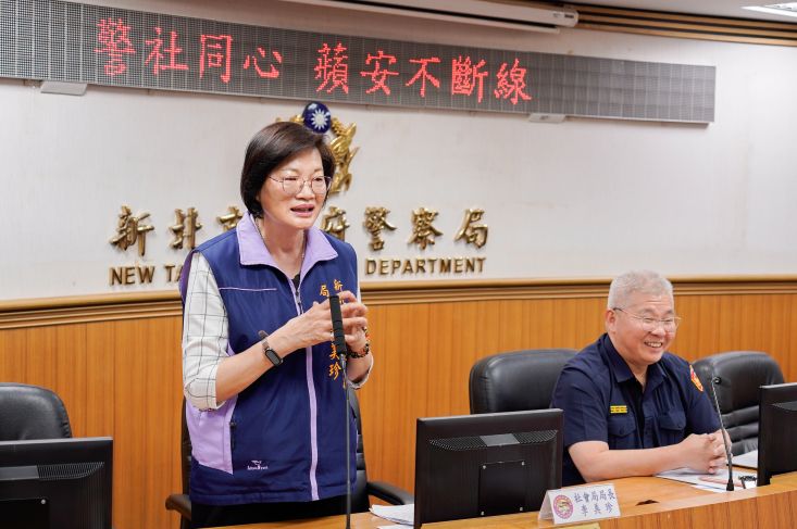 一顆蘋果一份感謝 新北社會局向警察夥伴致敬 38 《圖說》為感謝警察同仁平日與社工一同守護民眾,新北市社會局長李美珍特地於警察節前夕帶領同仁至警察局表達感謝。〈社會局提供〉