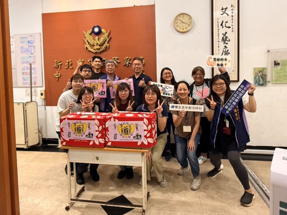 一顆蘋果一份感謝 新北社會局向警察夥伴致敬 40 《圖說》警察是社工堅強的後盾,在家暴、性侵害或高風險案件中即時支援。社會局將蘋果與手寫卡片分送至各分局、婦幼隊、少年隊與派出所等處,為警察同仁送上誠摯謝意。〈社會局提供〉