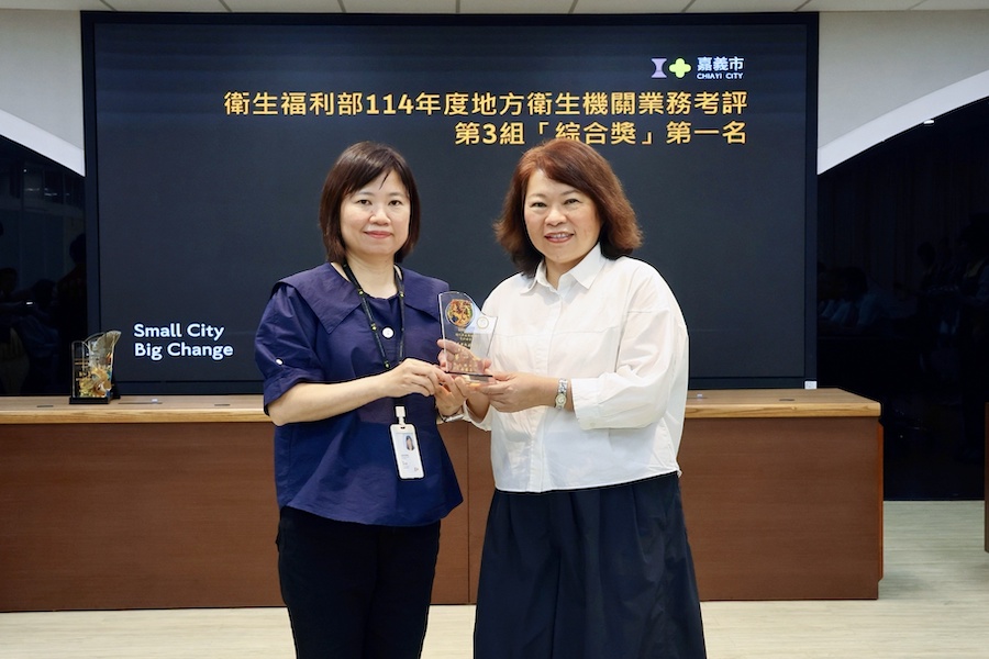嘉義市衛生局長廖育瑋轉呈21項114年衛生福利部衛生業務考核表現亮眼的績優奬項。(圖/嘉義 市政府提供)