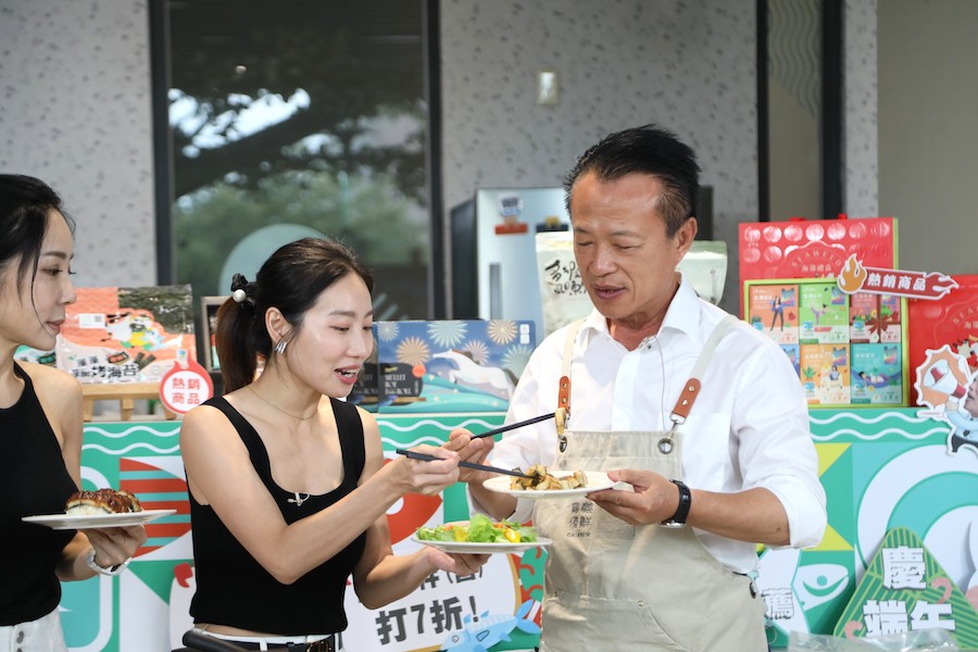嘉義縣長翁章梁邀民眾把握6月22日前優惠活動，上平台選購嘉義在地新鮮水產，享受嘉義優鮮從產地直送餐桌的原汁原味饗宴。（圖/嘉義縣政府提供）
