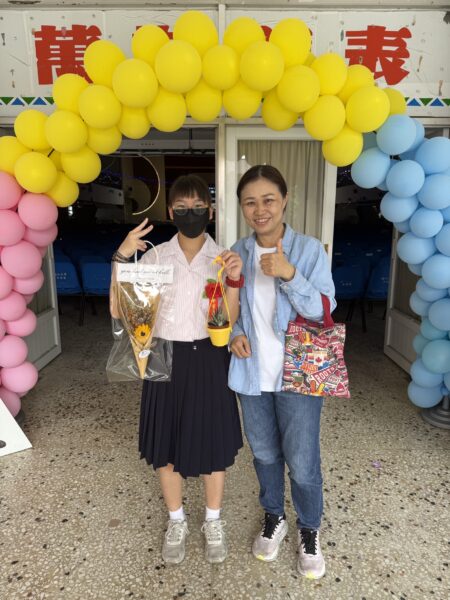 小怡畢業典禮當天,長期陪伴的展望會社工雅惠到場祝賀,見證她邁向人生新階段的重要時刻。(台灣世界展望會提供)