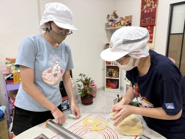 小怡與三姊一同學習烘焙技術,並於畢業典禮當天親手製作餅乾分享給同學,作為畢業紀念與感謝心意。(台灣世界展望會提供)