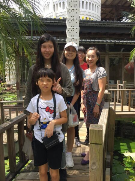 小怡與媽媽及三位姊姊合影,全家人笑容洋溢,身為家中么女的她,成長過程中受到家人許多關愛與支持。(台灣世界展望會提供)