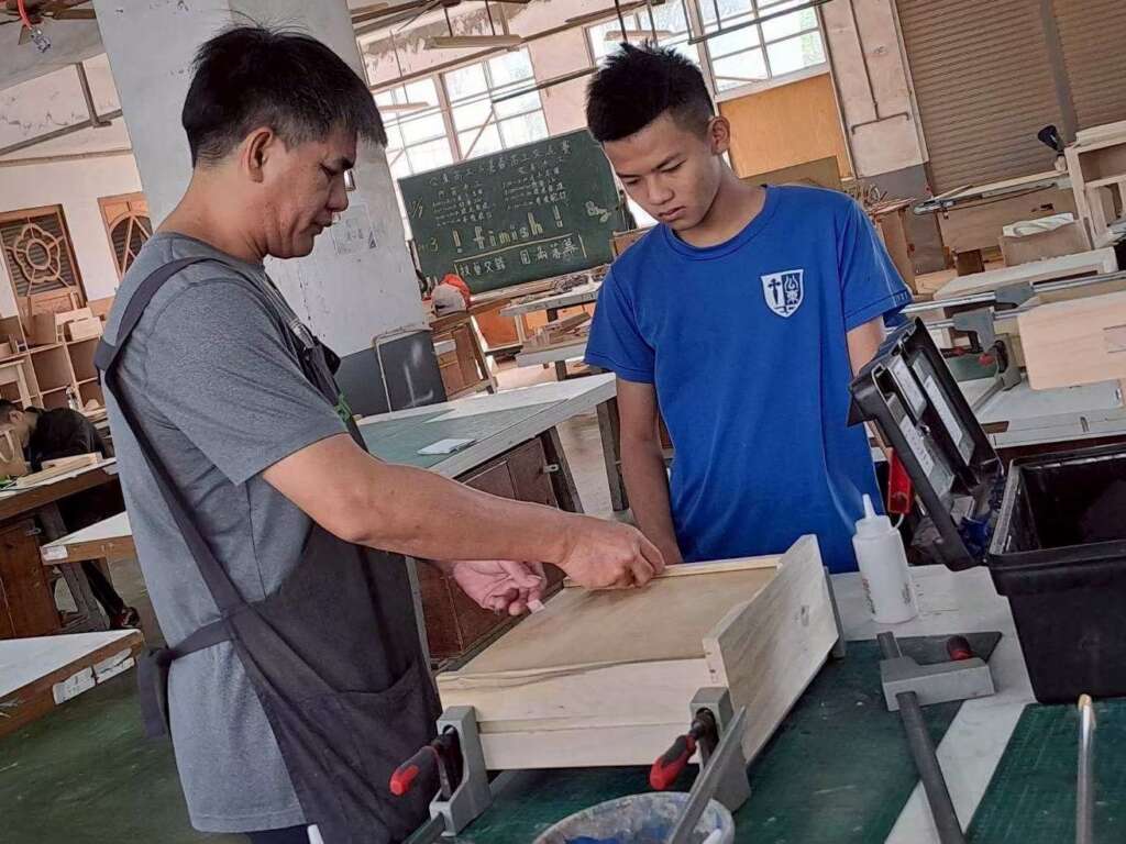 ∆羅正明主任表示,公東家具木工科的傳統就是「沒有僥倖,只有實力」。(圖/公東高工提供)