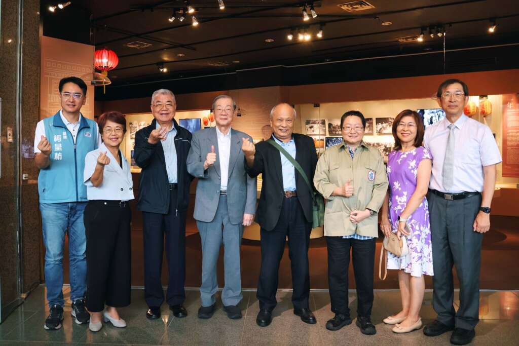 ▲開幕式貴賓合影，左起彰化縣政府柯呈枋參議、中華民國博物館學會王長華常務理事、財團法人國立自然科學博物館文教基金會沈文振董事、中國醫藥大學醫學院生物醫學研究所黃榮村講座教授、國立自然科學博物館黃文山館長、策展人楊翎主任及長源醫院－鹿港歷史影像館辛幸珍博士、許正園榮譽館長賢伉儷。圖片提供／國立自然科學博物館