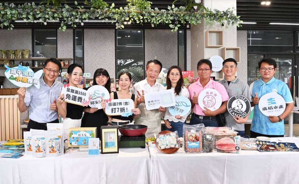▲嘉義縣政府專屬的「嘉義優鮮水產電商平台」自5月25日起至6月22日推出「端午優鮮・粽享時光」優惠活動,縣長翁章梁特別與料理達人咪咪進行線上直播,透過開箱示範與料理推薦,邀請民眾把握優惠。(圖/記者張玉泰攝)
