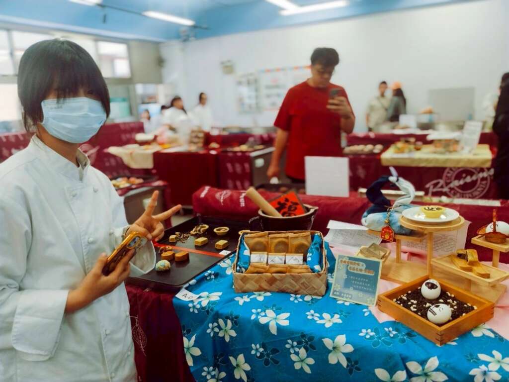 ∆翁思瑜的作品巧妙結合加州葡萄乾與在地特色元素,充分展現其對傳統文化與創新烘焙的深刻理解與創作實力。(圖/公東高工提供)