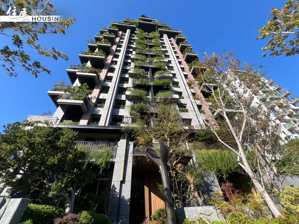 (住展)陸府建設依照樓層環境與高度,於宜居陽台種植台灣原生常綠樹種,達到遮陽、隔熱