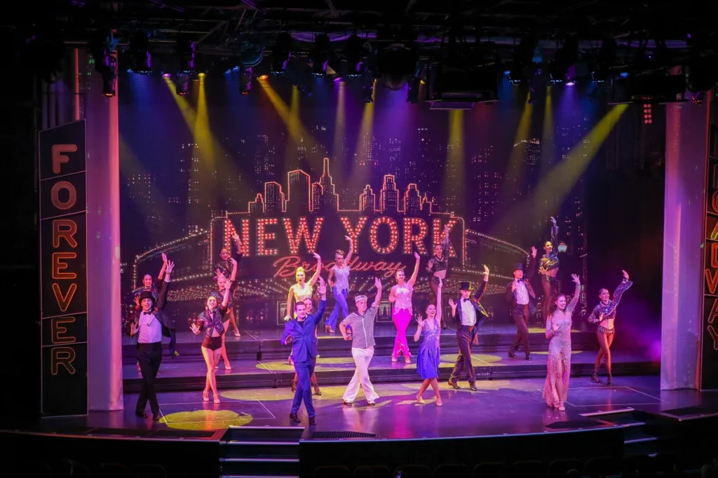 作為星夢郵輪 10 週年慶典的重頭戲之一，《Forever Broadway》將於 2026 年 6 月 5 日起在【雲頂夢號】震撼登場，於海上精彩演繹經典百老匯音樂劇名作。