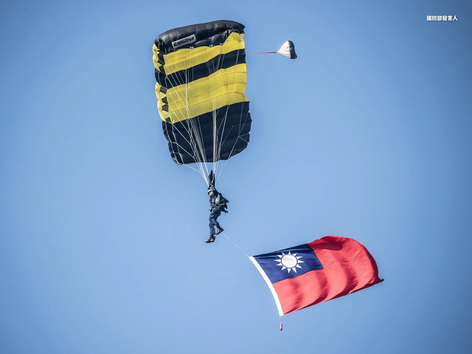 陸軍神龍小組攜帶國旗進行跳傘表演。(國防部發言人)