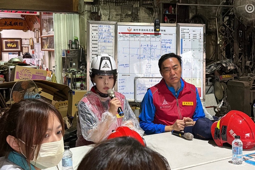 高虹安勘災戴工程帽竟遭指「作秀」 救災專家怒轟酸民:連基本公安常識都沒有 216 高虹安勘災戴工程帽竟遭指「作秀」 救災專家怒轟酸民:連基本公安常識都沒有 215