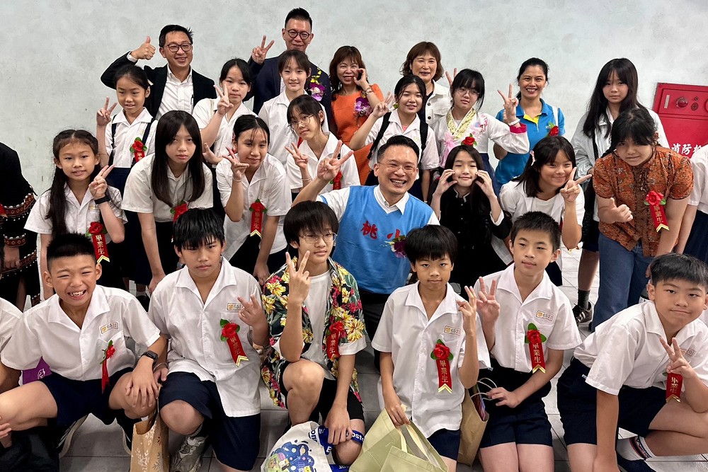 桃園最老國小畢業典禮 蘇俊賓換上「小桃運動服」驚喜現身母校祝福 206 桃園最老國小畢業典禮 蘇俊賓換上「小桃運動服」驚喜現身母校祝福 205