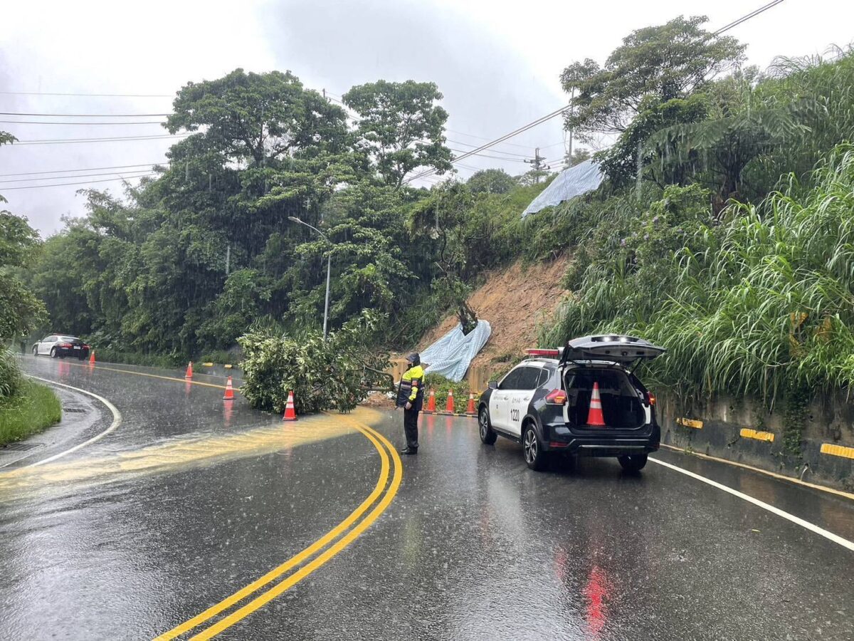 蘆竹這路段土石滑落、樹倒占車道!改單線雙向通行 832862 0