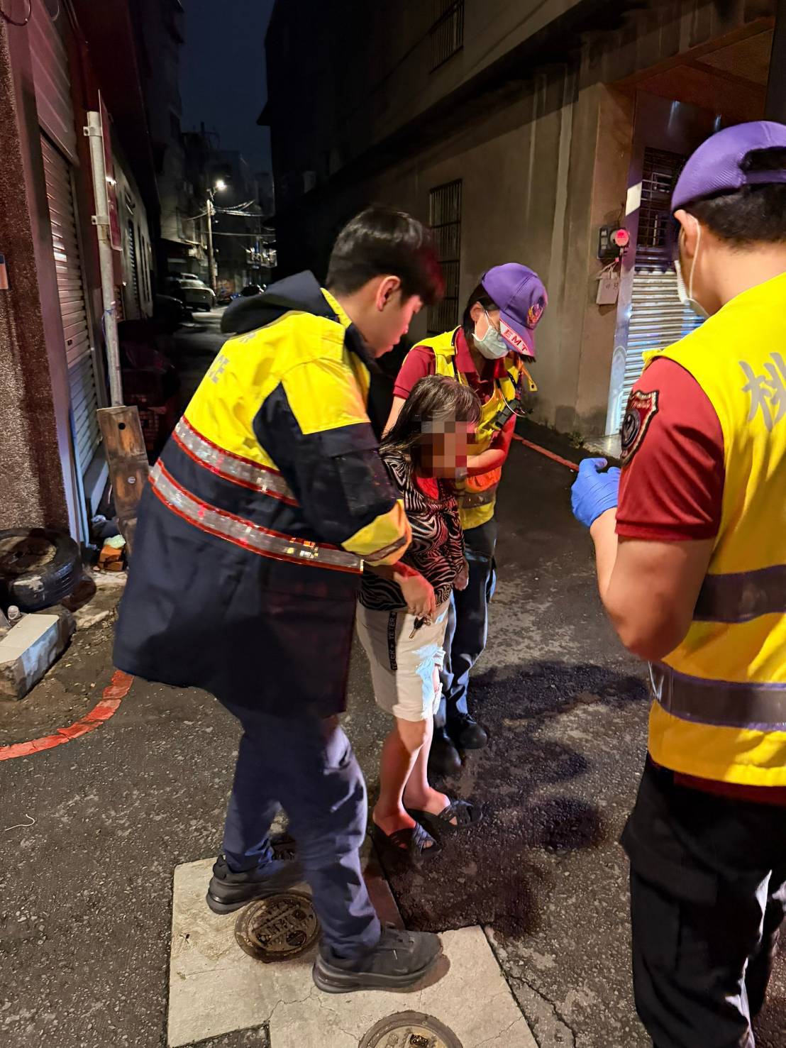 大園婦深夜外出滑倒坐路旁 警消及時伸援助返家 460283 0