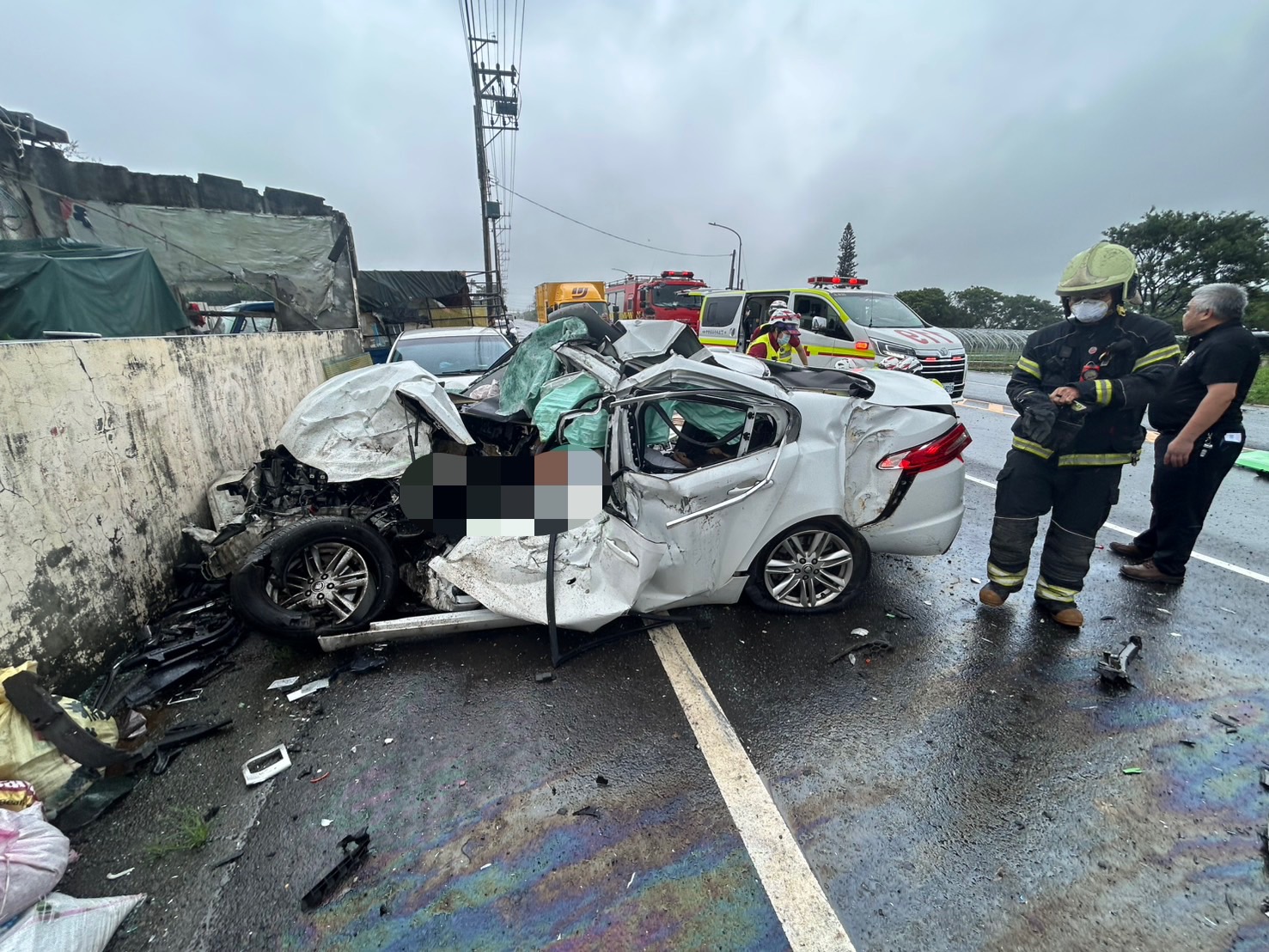 新屋嚴重車禍!6旬女駕駛逆向撞砂石車 自小客變形釀4死 S 79069226