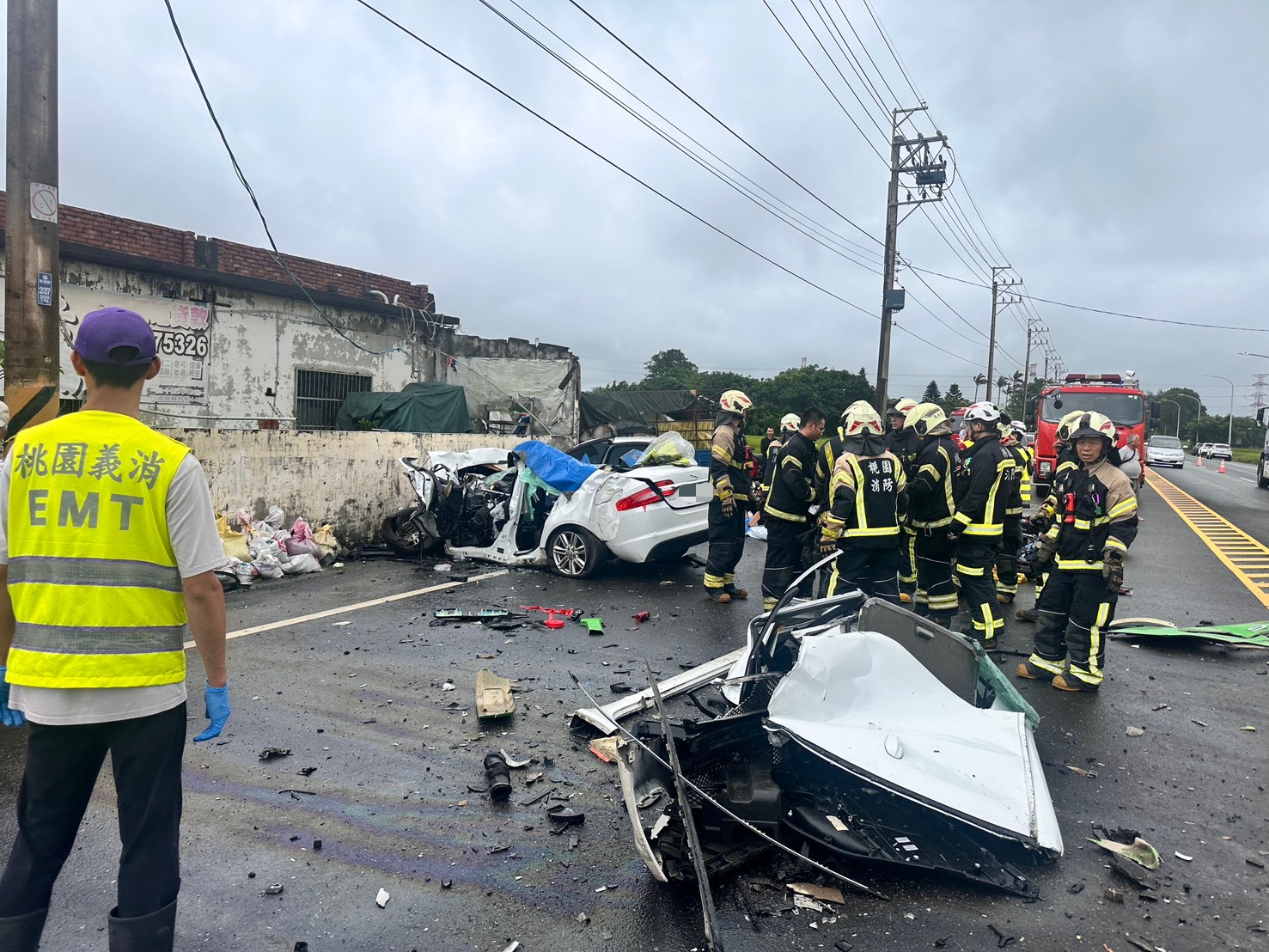 新屋嚴重車禍!6旬女駕駛逆向撞砂石車 自小客變形釀4死 S 84787360 0
