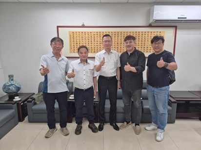 總會長郭金耀(右2)由副秘書長馮月林(右1)陪同赴福建調查處與處長馬忠亮(左)等人合影。(圖/記者翻攝)