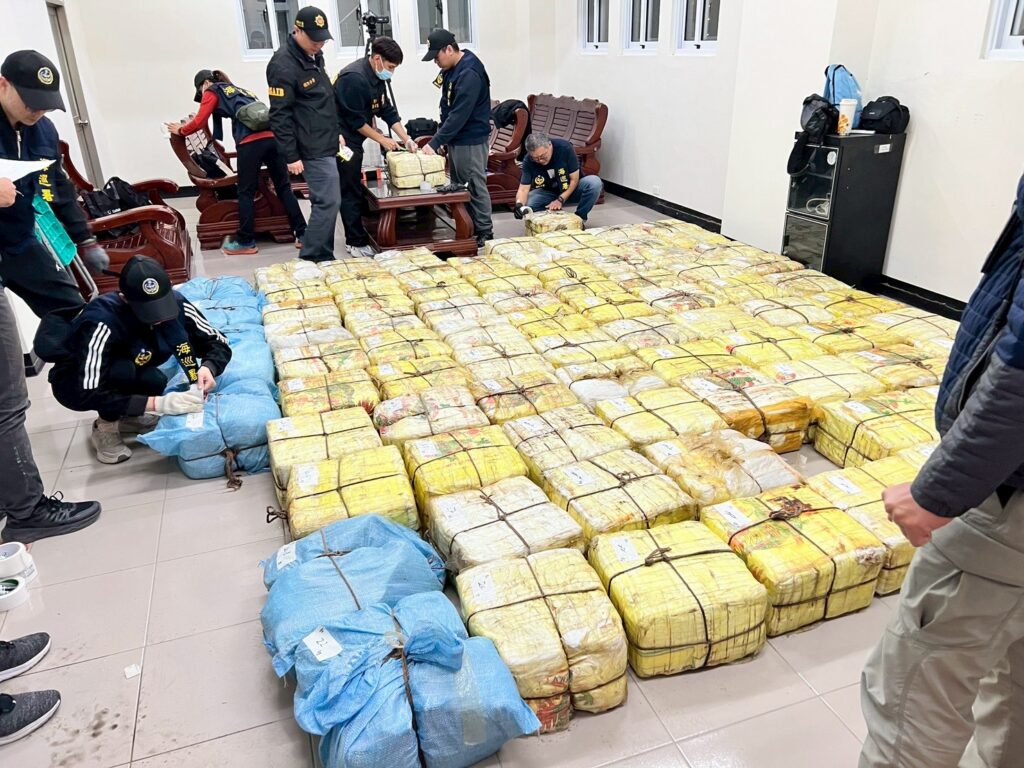 海巡破獲歷年最大規模漁船走私1.8公噸毒品案。（圖／海巡署提供）