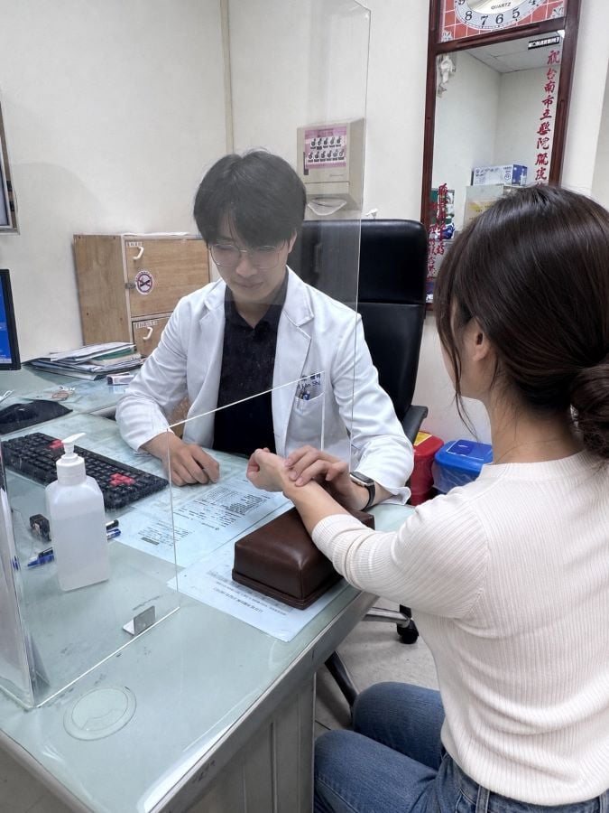 ▲施佑霖中醫師透過望聞問切四診合參為患者調理,同時衛教正確的肌膚保濕觀念、避免過度搔抓與刺激。