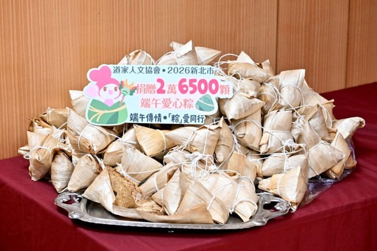 ▲為讓更多家庭感受到被惦記的溫暖，協會今年分享2萬6500顆端午愛心粽，14年來堆疊高度超過6座玉山。