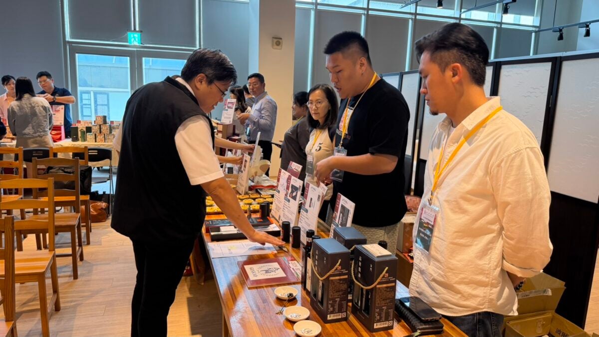 ▲金合利實業有限公司向台灣楓康超市通路代表現場推介在地特色產品,深化產銷合作。