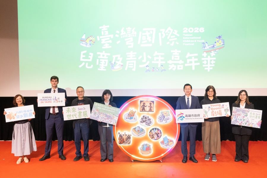▲文化部政務次長李靜慧(左4)、高雄市政府秘書長郭添貴(右3)、及文化局長王文翠(右2)、高雄市立圖書館長李金鴦(右1)、「未來世代書展」策展人閻鴻亞(鴻鴻)(左3)、法國在台協會學術合作暨文化處長周書安(左2)、公視代理總經理謝玒玲(左1)一同出席,宣告活動正式起跑。